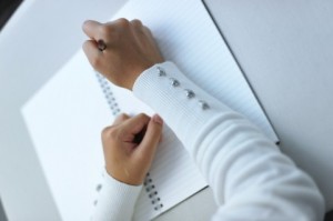 勉強する手